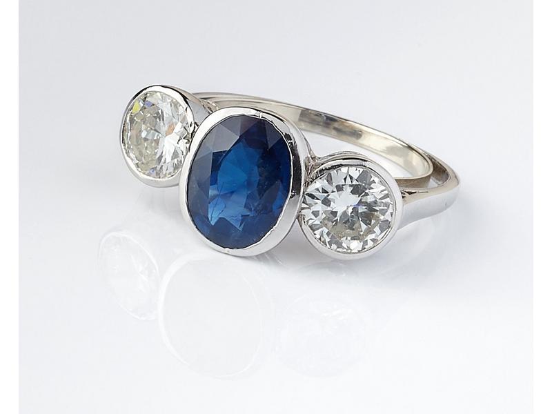 BAGUE en platine ornée d'un saphir de taille...