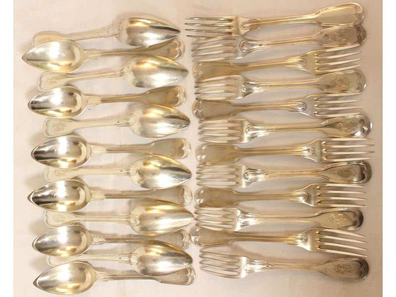 DOUZE COUVERTS en argent modèle à filets,...