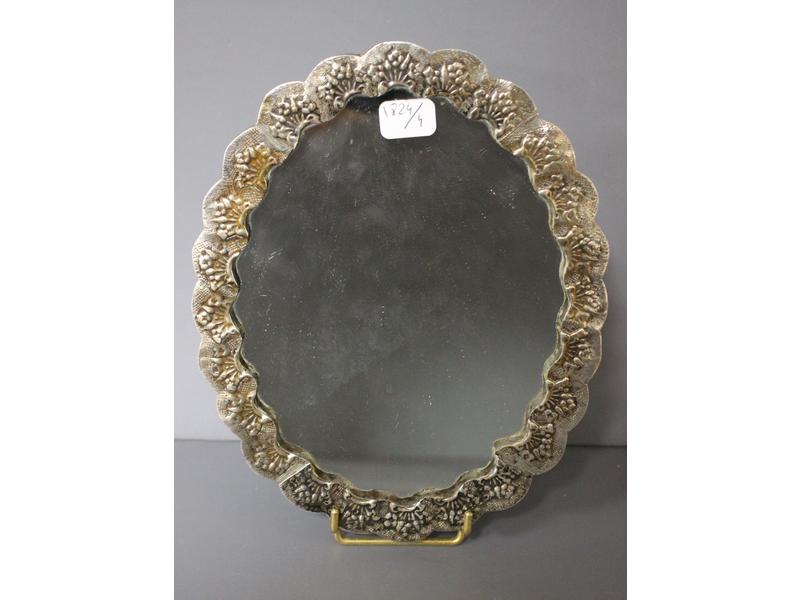 MIROIR A MAIN ovale dans une monture en argent...