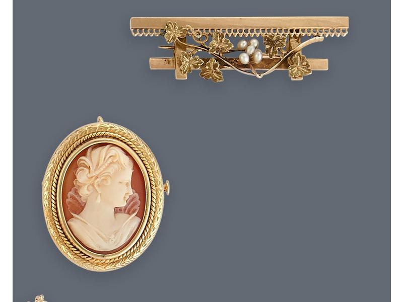 BROCHE en or jaune (750) à motif de pampre...