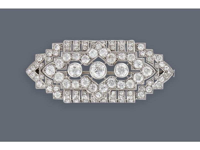 BROCHE en platine et or gris (750), de forme...