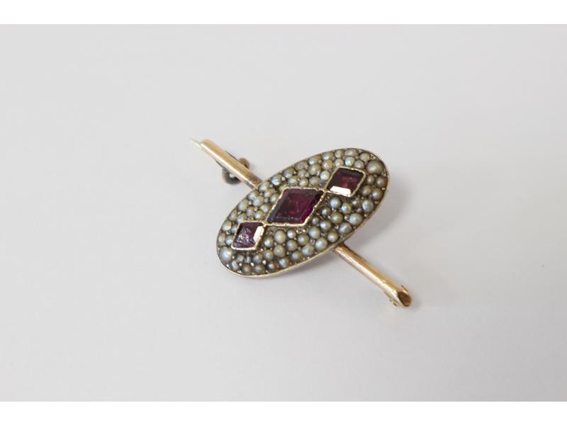 BROCHE en or jaune (750 pour l'épingle et...