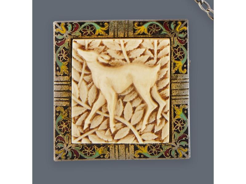 BROCHE rectangulaire en ivoire sculpté en...