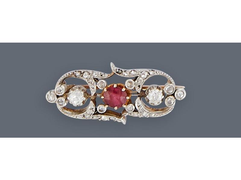 BROCHE en or jaune (750) et argent, sertie...