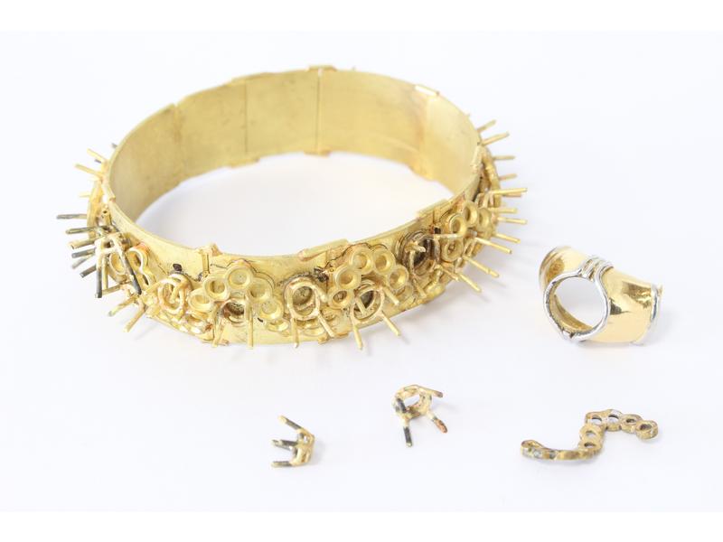 DEBRIS D'OR (750) : ancienne monture de bracelet...