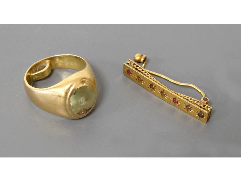 LOT D'OR (750) comprenant une bague chevalière...