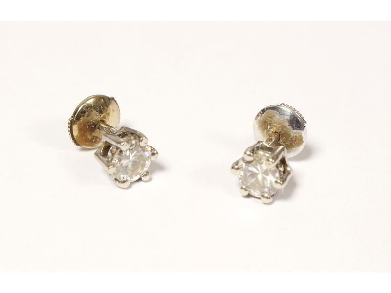 PAIRE DE CLOUS D'OREILLES en or gris (750)...