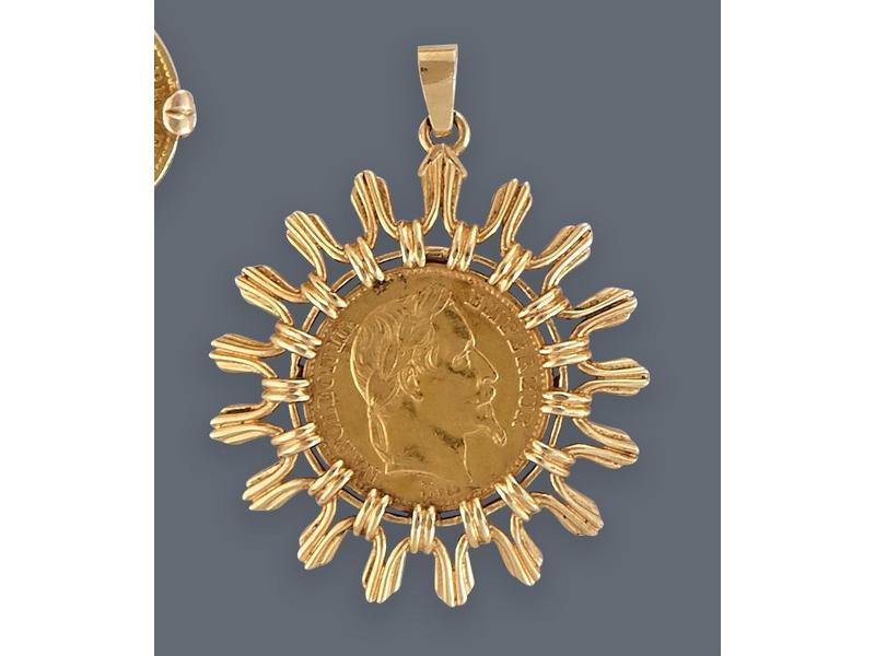 PENDENTIF en or jaune (750) à décor rayonnant,...