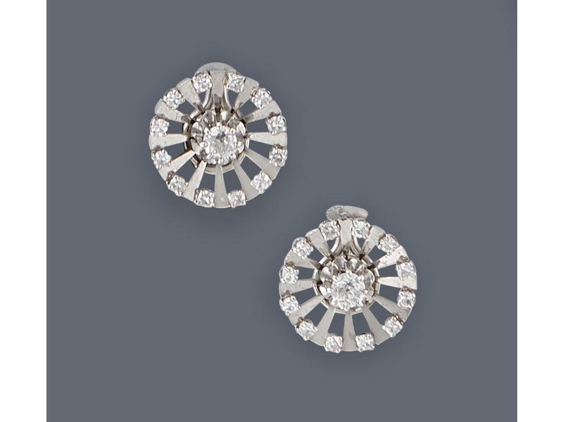 PAIRE DE CLIPS D'OREILLES en or gris (750)...