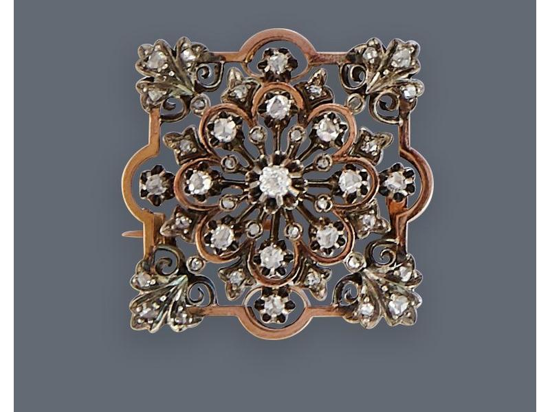 BROCHE carrée en or jaune (750) et argent...