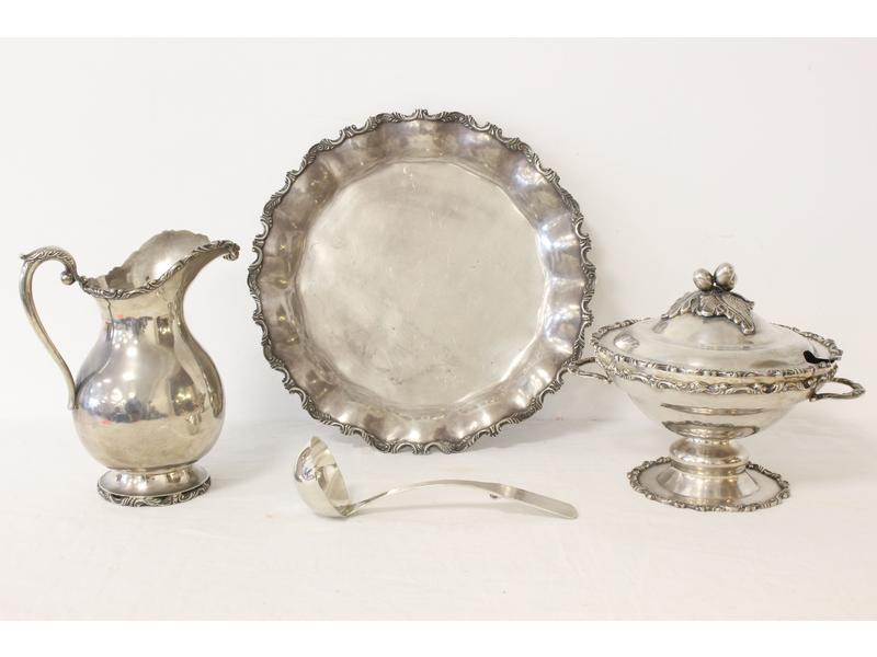 NECESSAIRE en argent (925) à bordure à rinceaux,...