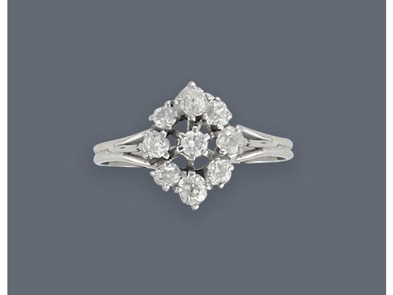 BAGUE en platine et or gris (750) de forme...