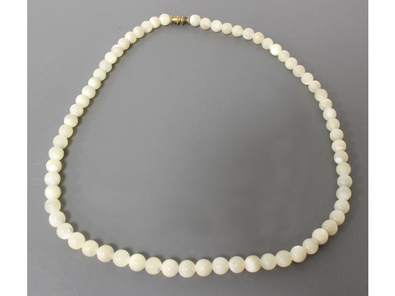COLLIER en boules de nacre, fermoir méta...