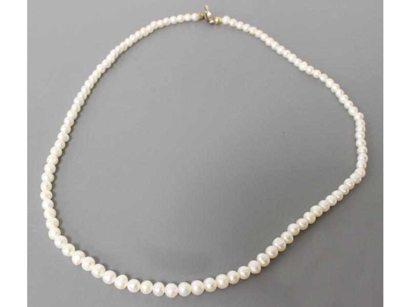 PETIT COLLIER DE PERLES, fermoir en métal....