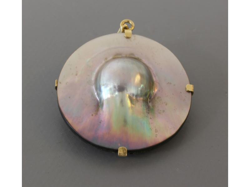 PENDENTIF à monture en or jaune (750) enserrant...