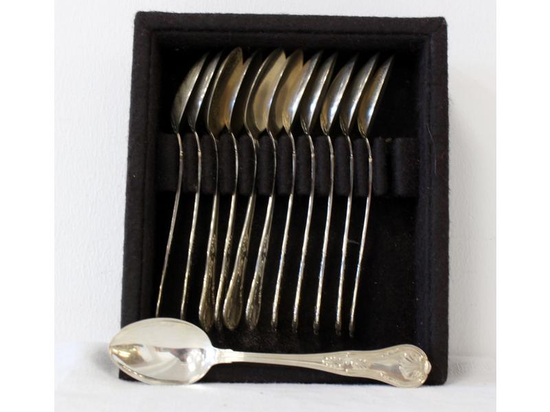 DOUZE PETITES CUILLÈRES en argent, modèle...