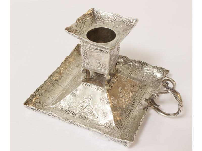 PETIT BOUGEOIR en argent finement ciselé...
