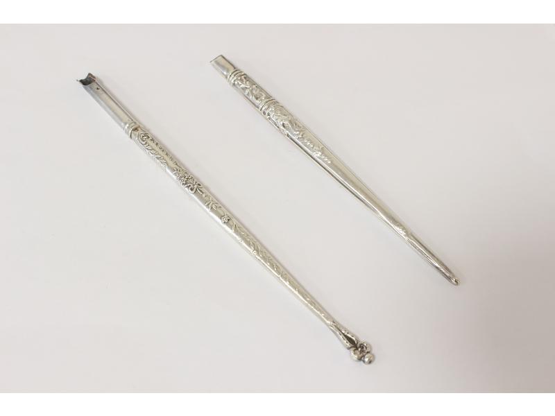 DEUX PORTE-STYLOS en argent étranger (925)...