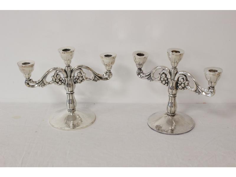 PAIRE DE CANDELABRES à trois lumières, en...