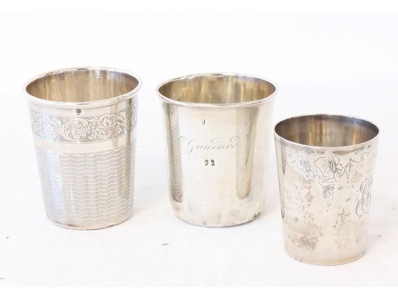 TROIS TIMBALES GOBELETS en argent dont une...