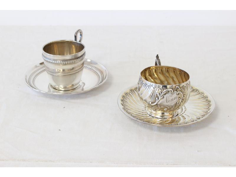 DEUX TASSES ET SOUS-TASSES en argent, l'une...