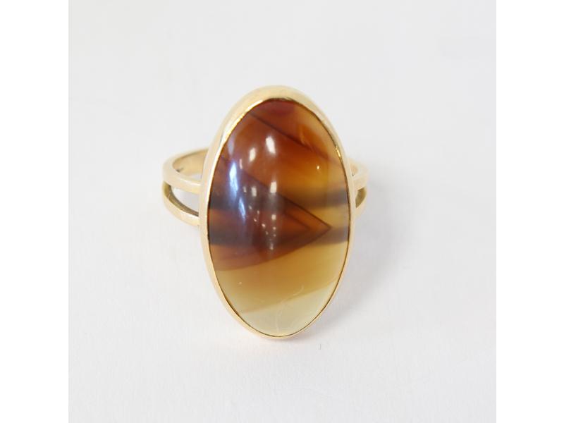 BAGUE en or jaune (750) ornée d'un cabochon...