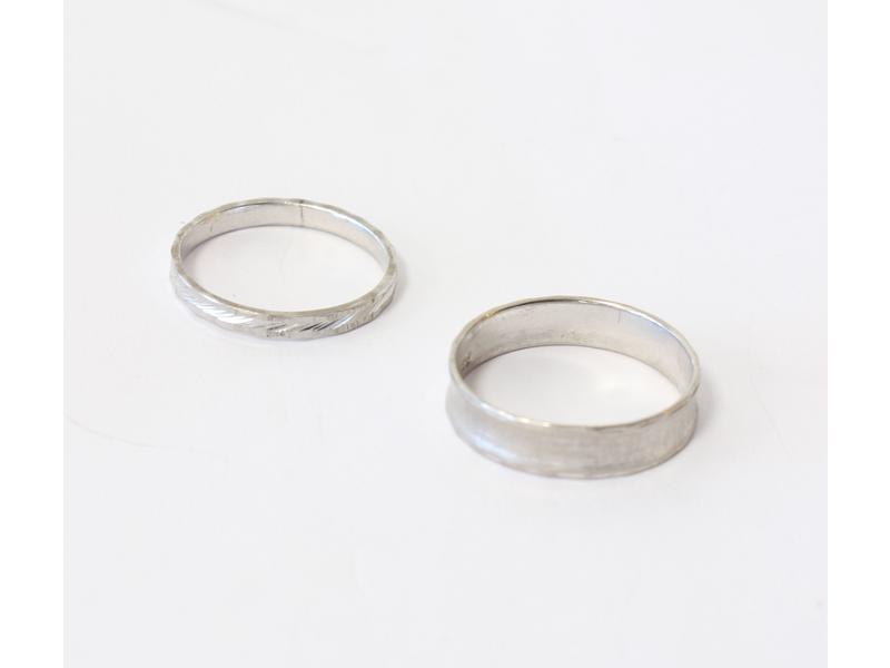 DEBRIS D'OR gris (750): deux alliances.