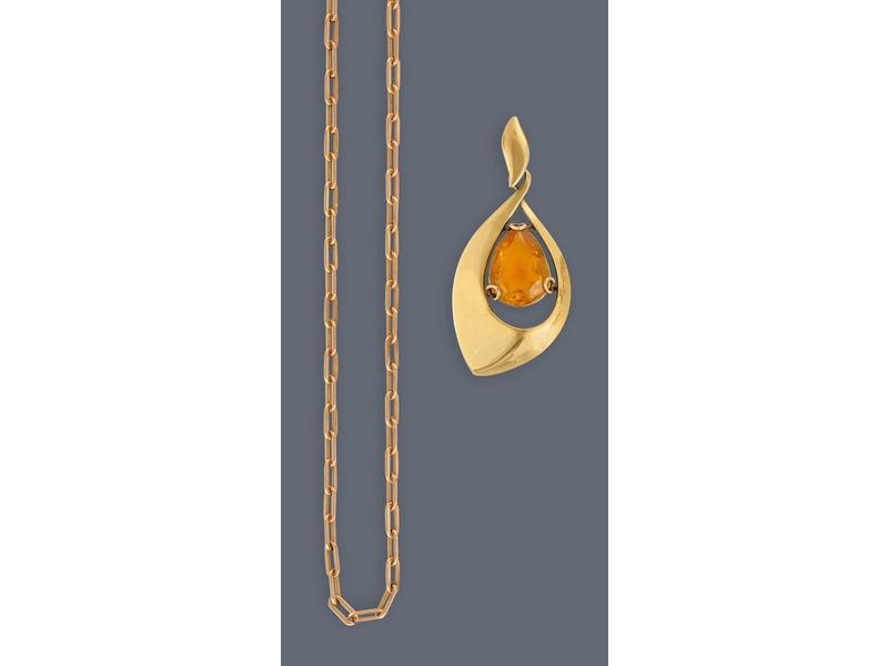 PENDENTIF en métal doré de forme goutte serti...