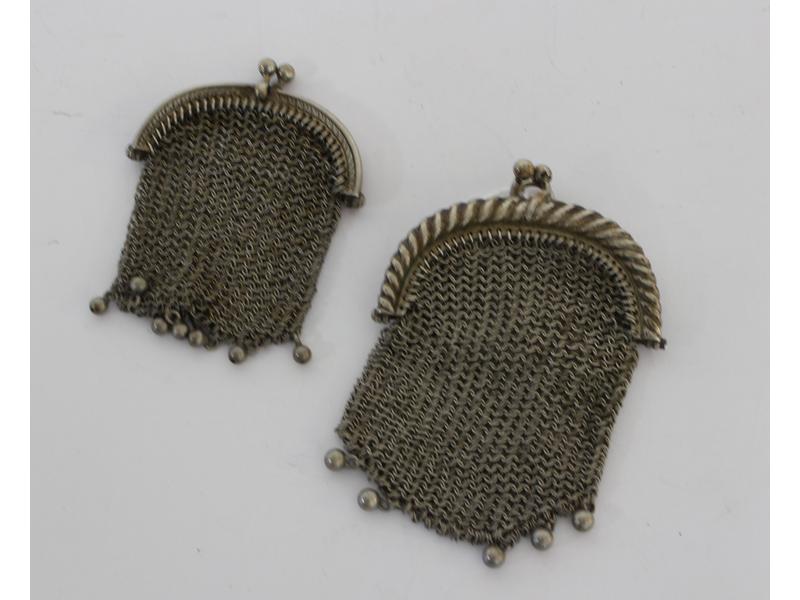 DEUX PORTE-MONNAIE en argent à mailles tressées,...