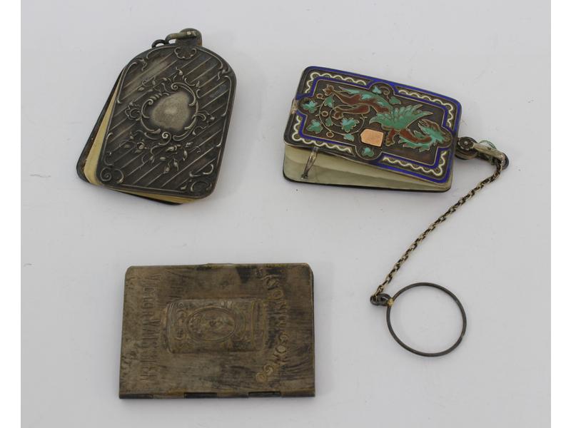 DEUX PETITS CARNETS DE BAL montés en pendentifs,...