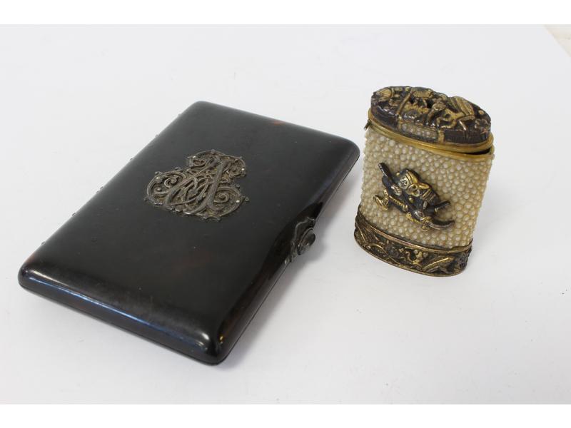 PORTE-CIGARETTE en écaille brune serti d'un...