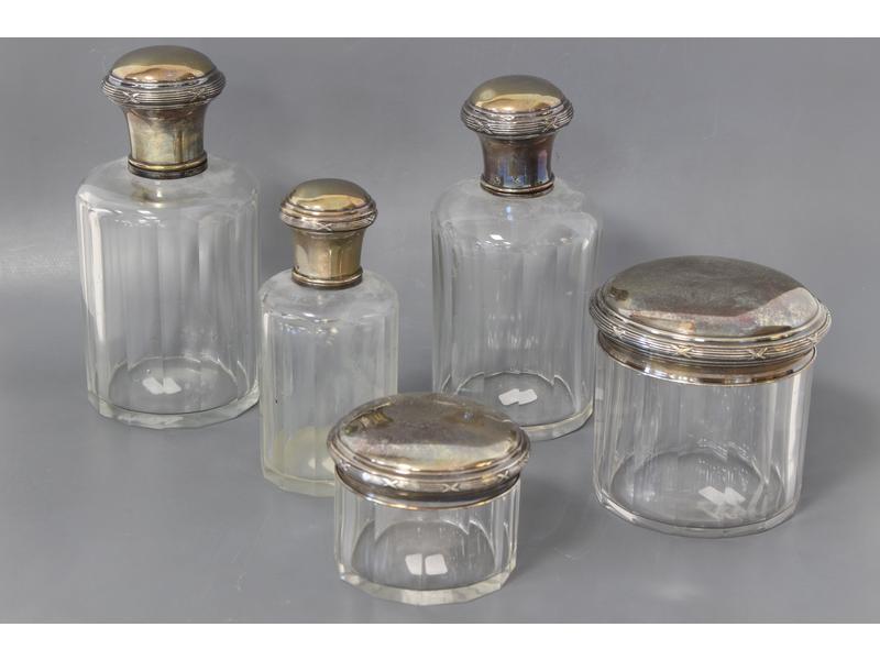 NÉCESSAIRE DE TOILETTE en cristal taillé...