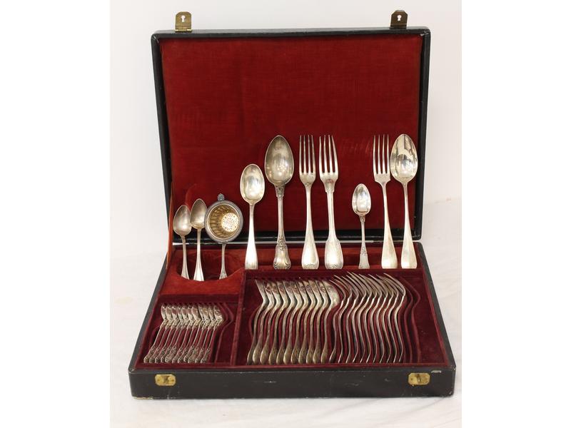 ENSEMBLE DE COUVERTS en argent dépareillés...