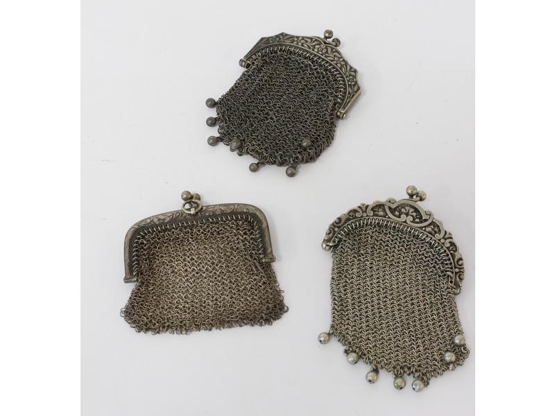 TROIS PORTE-MONNAIE en argent à décor fl...
