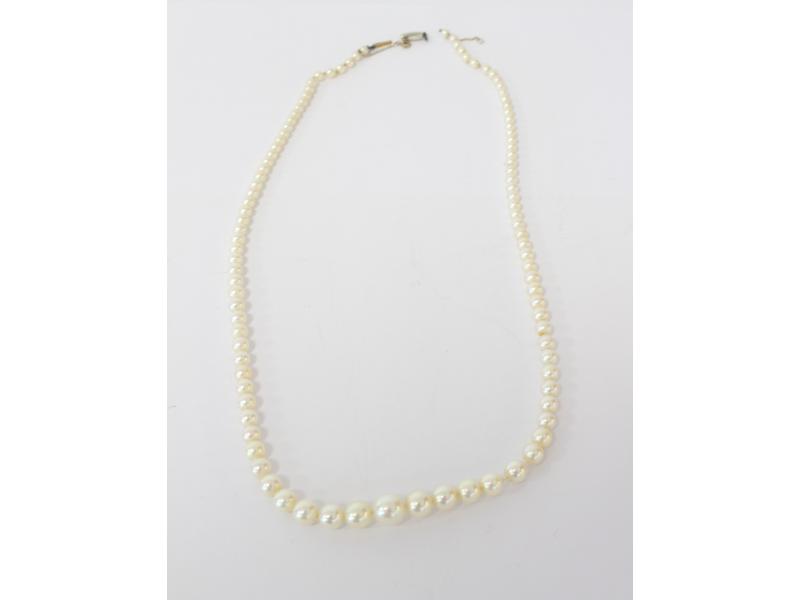 COLLIER de perles de culture en chute.