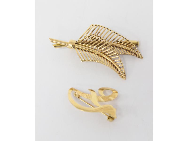 DEUX BROCHES en or jaune (750), l'une en...