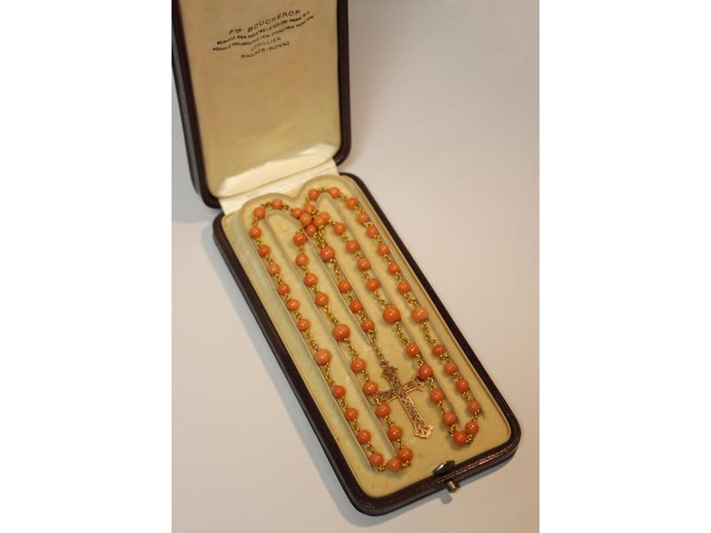 CHAPELET en or jaune (750) et perles de corail...