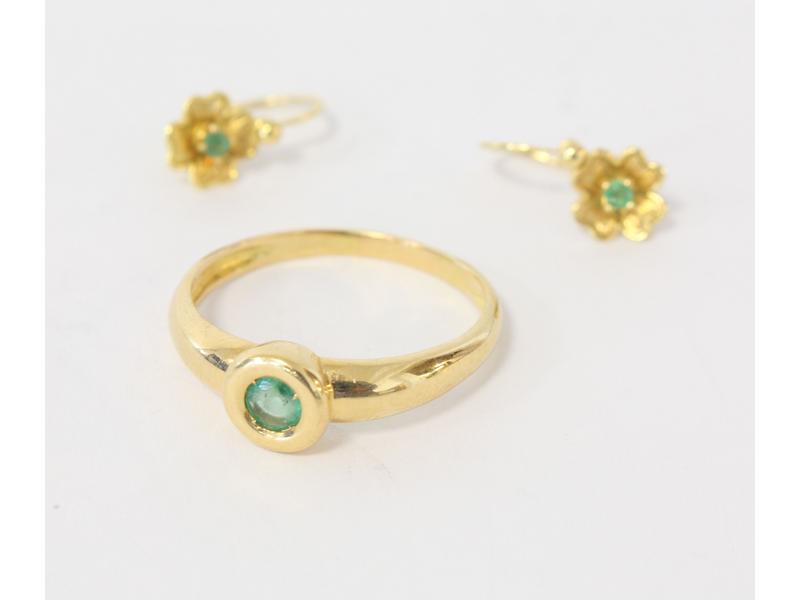 BAGUE ET BOUCLES D'OREILLES en or jaune (750)...