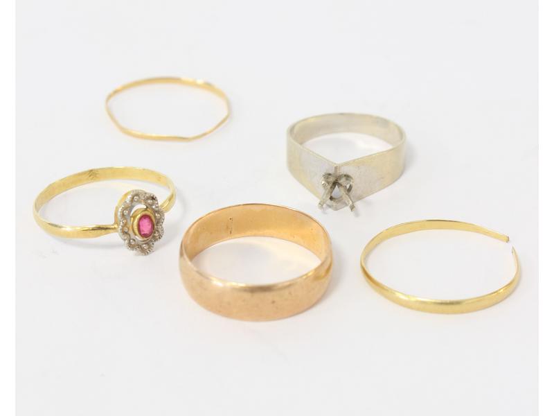 DEBRIS D'OR (750), comprenant une bague,...