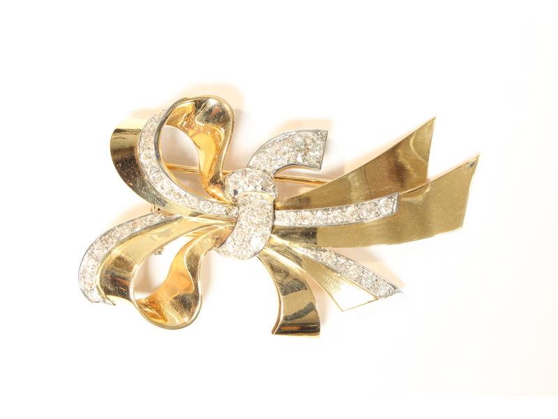 BROCHE en or jaune et gris (750) en forme...