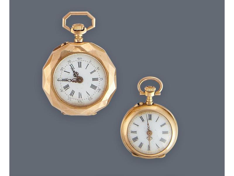 DEUX PETITES MONTRES DE COL en or jaune (750),...