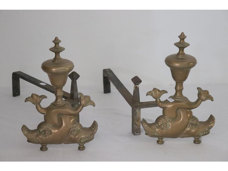 PAIRE DE CHENETS en bronze moulé à décor...