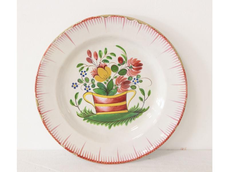ASSIETTE ronde en faïence de l'Est à décor...