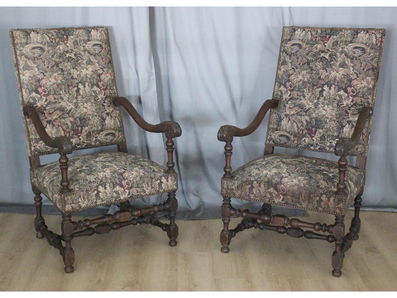 PAIRE DE FAUTEUILS à haut dossier plat, en...