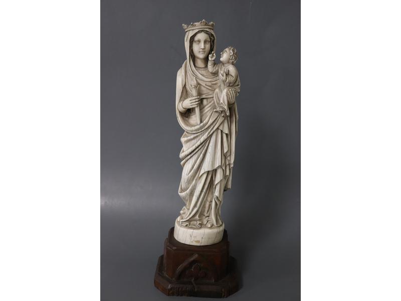 Vierge à l’Enfant avec brin de fleur