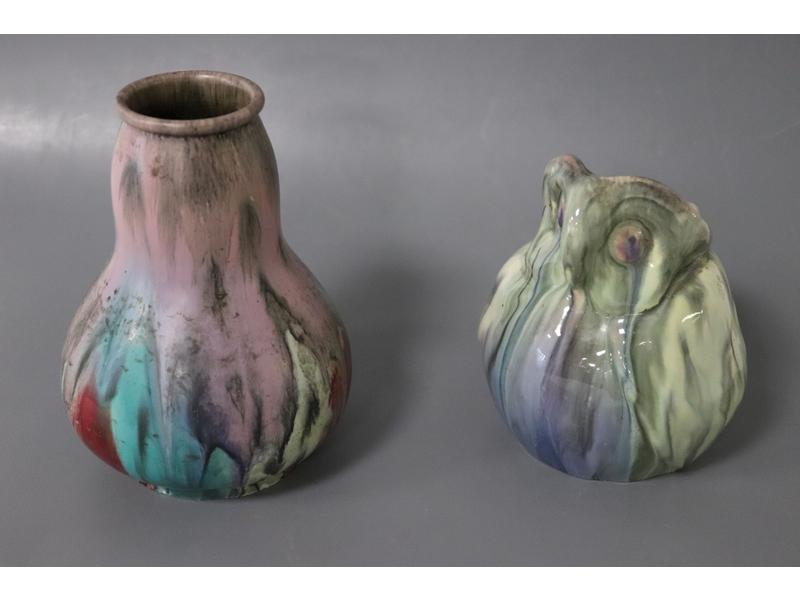 DEUX PETITS VASES en grès émaillés à glaçures...