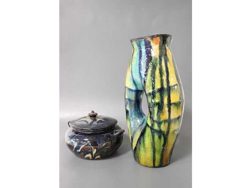 VASE en faïence émaillé polychrome à corps...
