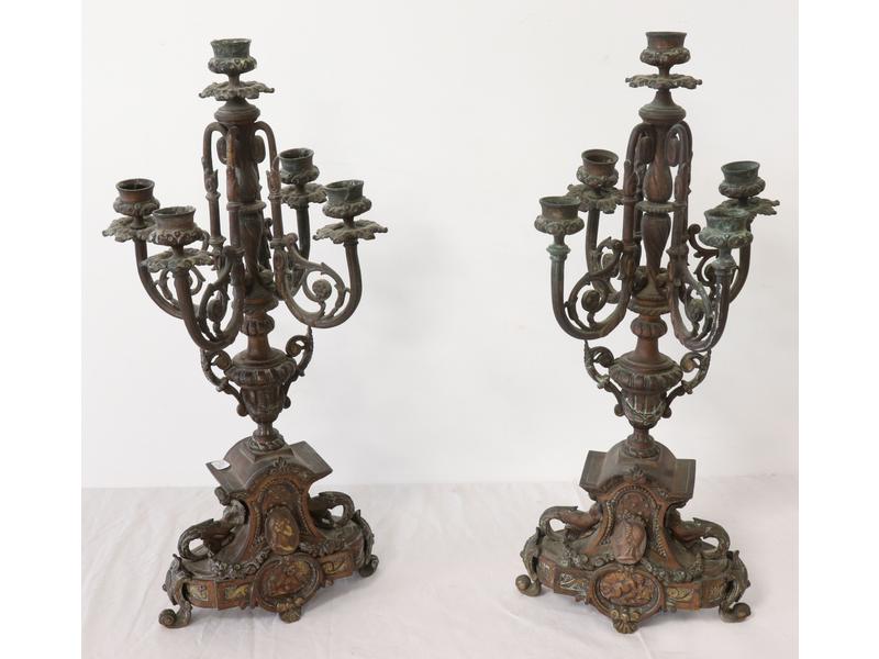 PAIRE DE CANDÉLABRES à cinq lumières en bronze...