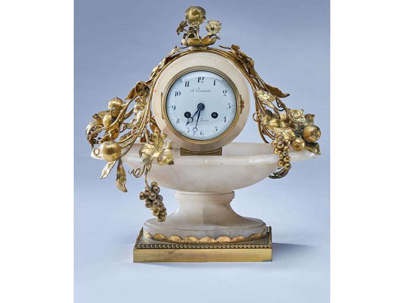 PENDULE en albâtre et bronze doré, le cadran...