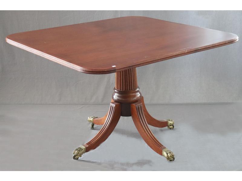 TABLE carrée en acajou et placage d'acajou,...